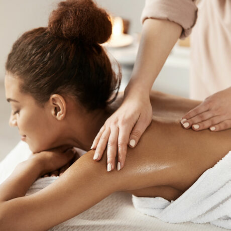 Massage Californien - Kosy Beauty à Antibes : massages, soins visage & corps, microneedling, peeling, HIFU, épilation laser et cire. L’expertise beauté au service de votre bien-être.